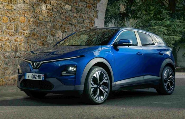 Vinfast lancia in Francia il piccolo SUV elettrico VF6, ecco i suoi prezzi