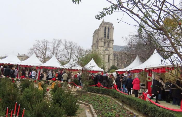 a Parigi, il mercatino di Natale di Notre-Dame va di pari passo con la riapertura della cattedrale