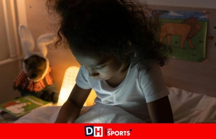 “Vediamo bambini di 7 anni parlare come bambini di 2 anni”: i pediatri avvertono dei danni silenziosi degli schermi