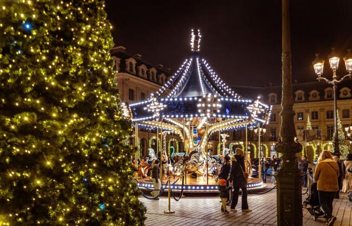 La top 10 degli alberi di Natale più belli di Parigi 2024: tanto da farti brillare gli occhi