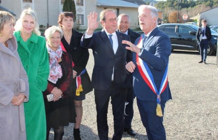 François Hollande in visita alle Hautes-Alpes prima della mozione di censura