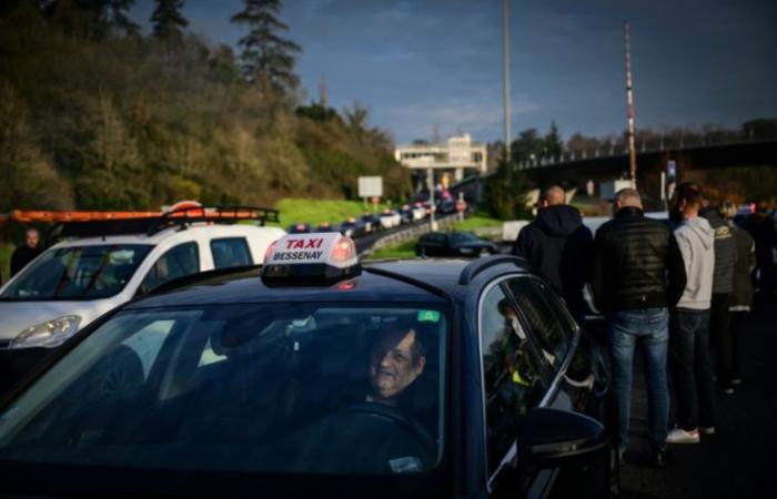 Trasporto malati: diverse centinaia di tassisti manifestano nei dintorni di Lione – 12/02/2024 alle 10:35