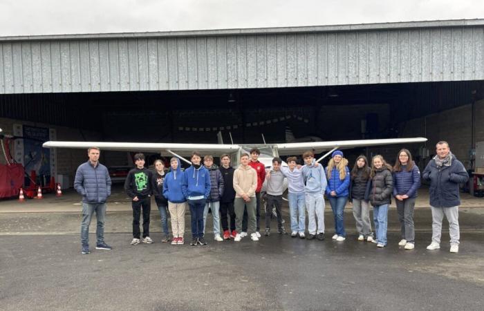 Gli studenti di questo collegio hanno volato su un piccolo aereo dal Calvados