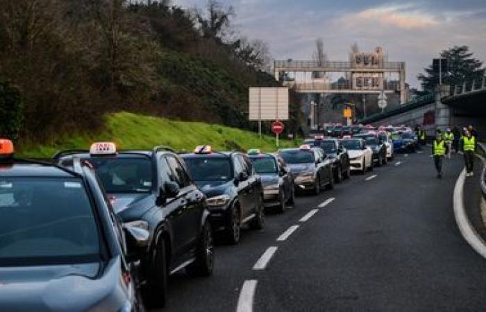 a Lione i taxi manifestano la loro rabbia contro le nuove tariffe per il trasporto sanitario