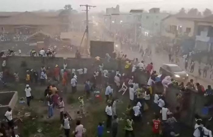 Il mondo in breve | Precipitosa morte in uno stadio in Guinea, sale a 20 il bilancio delle vittime del ciclone Fengal