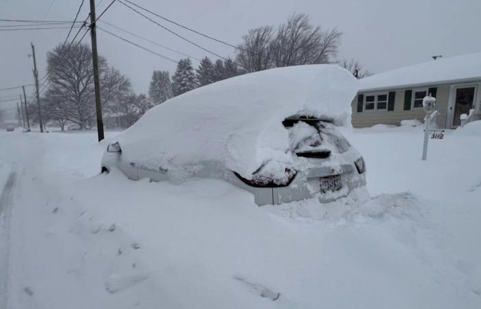 La neve effetto lago si riversa per più di 5 piedi su parti della regione dei Grandi Laghi