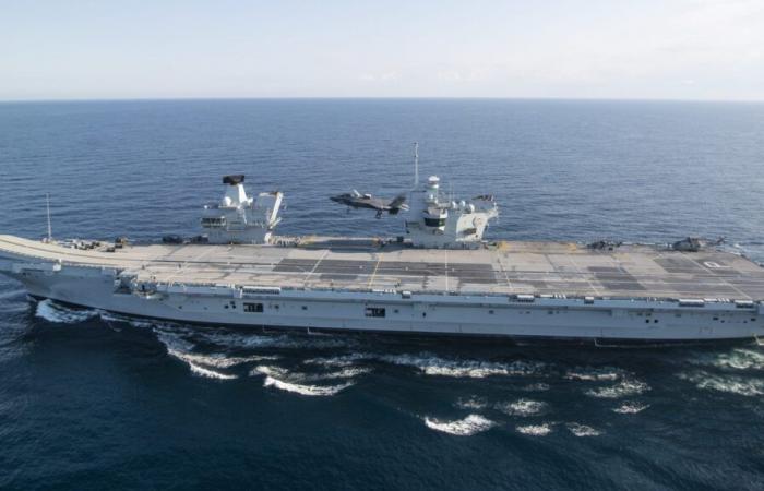 La HMS Prince of Wales assume il ruolo di nave ammiraglia della Royal Navy durante una cerimonia a Liverpool.