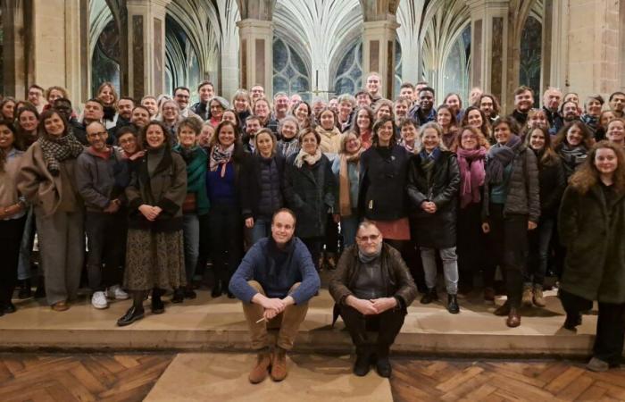 dopo anni trascorsi nel cantiere della cattedrale, il coro dei compagni prepara uno spettacolo unico