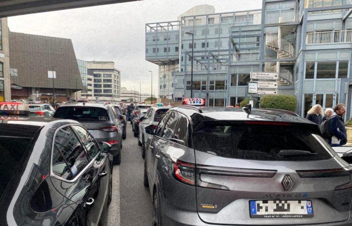 A47. Blocchi di taxi e posti di blocco a Saint-Etienne: disagi continui