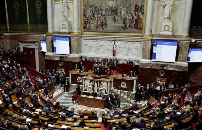 Cosa succederebbe se cadesse il governo in Francia?