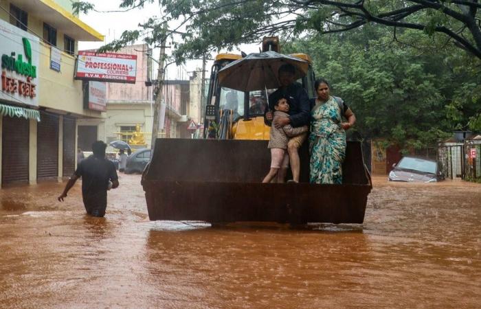 Il mondo in breve | Precipitosa morte in uno stadio in Guinea, sale a 20 il bilancio delle vittime del ciclone Fengal