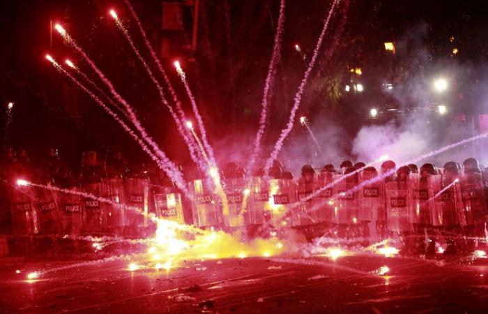 Sì, alcuni manifestanti usano “cannoni” costituiti da fuochi d’artificio contro la polizia