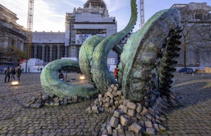 Una piovra gigante emerge a Bruxelles: omaggio a Verne