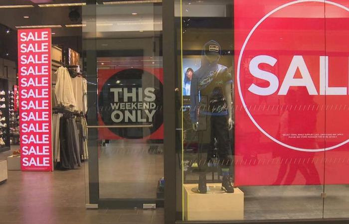 La stagione degli acquisti dura un mese poiché le festività dei saldi si fondono insieme