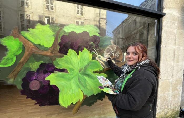 Cognac: finestre vuote coperte dalle opere di un pittore