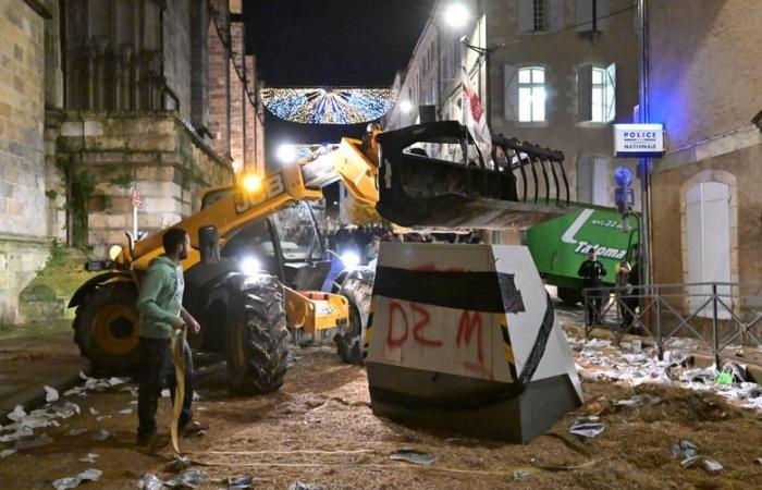 La rabbia degli agricoltori: rotonda in fiamme, albero di Natale davanti al DDT… la JA e la FDSEA del Gers si mobilitano nuovamente