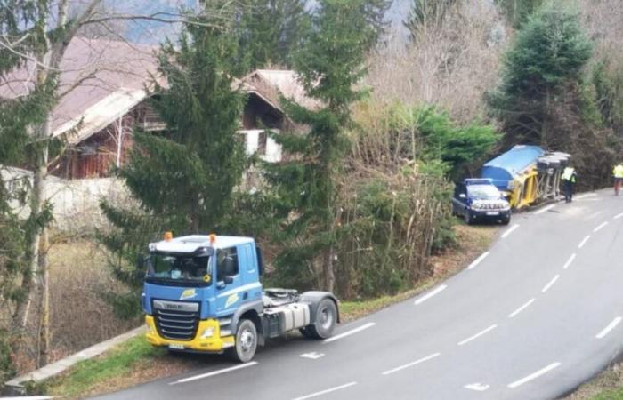 un camion perde il rimorchio e si ribalta