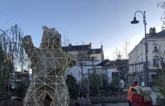 Un orso gigante di 5 metri installato in Place Clemenceau, nella Mayenne, per i festeggiamenti di fine anno