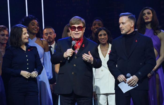 Elton John rivela di essere diventato cieco a causa di un’infezione contratta in Francia