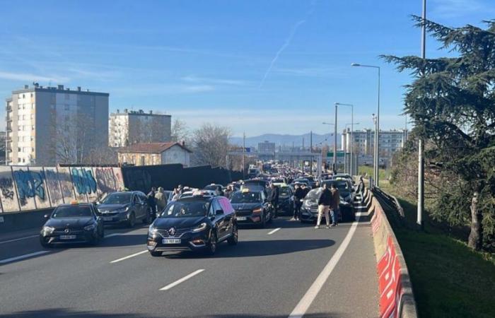 Massiccia protesta dei taxi, seguono blocchi/interruzioni