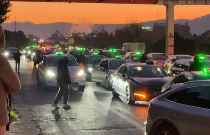 decine di automobilisti manifestano nei dintorni di Marsiglia, traffico interrotto