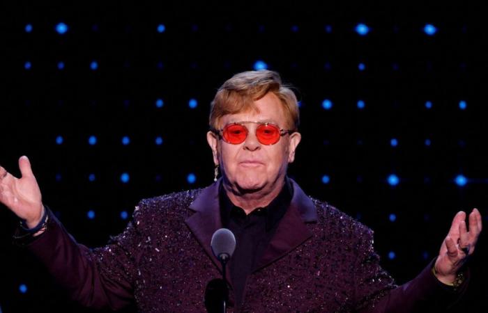 “Ho perso la vista”: Elton John dice di non poter guardare il suo nuovo musical