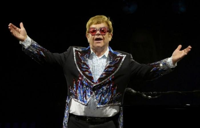 Elton John non riesce a guardare il suo musical a causa di un’infezione agli occhi