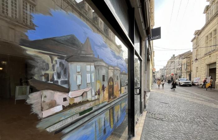 Cognac: finestre vuote coperte dalle opere di un pittore