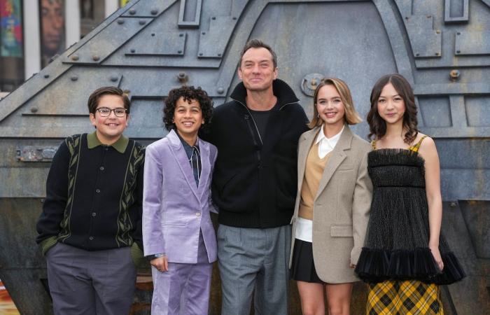 Jude Law, nel ruolo della star Jedi nella serie Disney “Skeleton Crew”, confida a DH: “Fin da quando ero piccolo, Star Wars ha avuto un impatto sul mio modo di giocare”