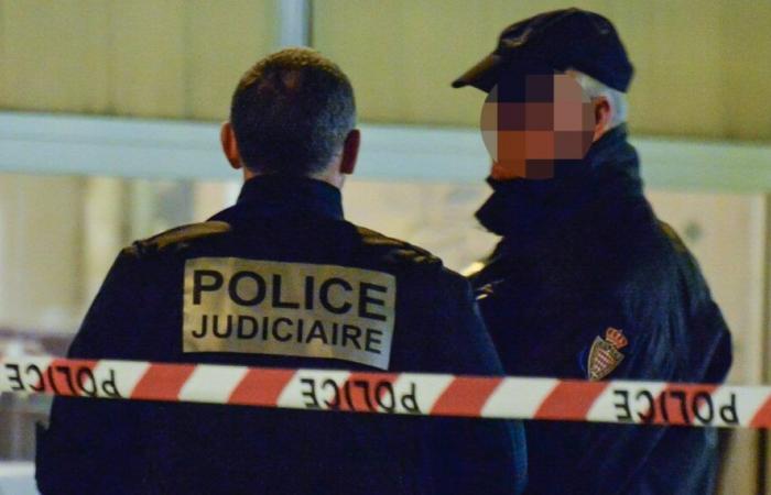 Un uomo accoltellato trovato in strada domenica sera a Monaco: arrestato un sospetto per tentato omicidio