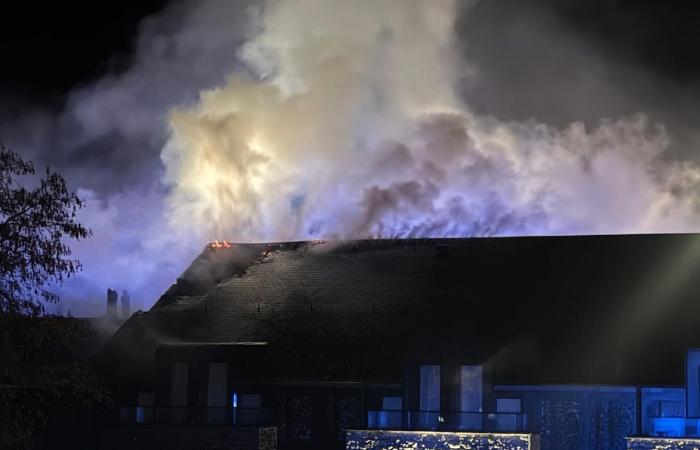 Un grande incendio è scoppiato al ristorante Wagyu, di fronte al “Sanglier des Ardennes” a Durbuy (foto)