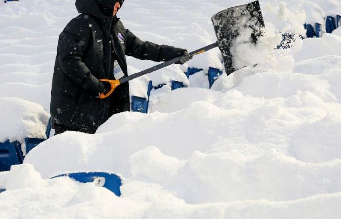 La tempesta di neve effetto lago scarica oltre 5 piedi di neve attraverso i Grandi Laghi paralizzando i viaggi