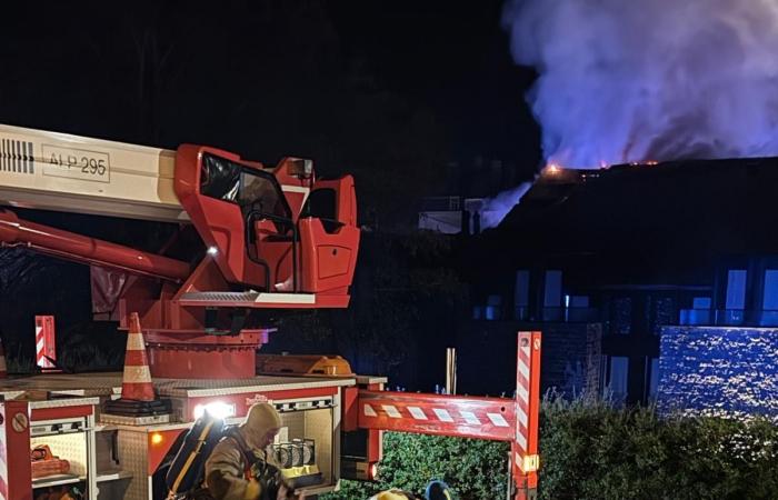 Un grande incendio è scoppiato al ristorante Wagyu, di fronte al “Sanglier des Ardennes” a Durbuy (foto)