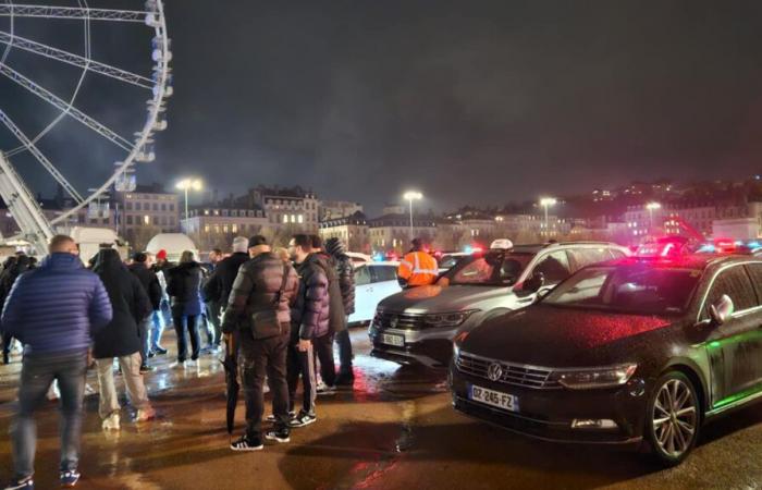 un bivacco a Place Bellecour, stessi blocchi questo martedì