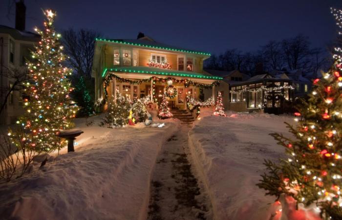 Per creare nuovi ricordi per la moglie, malata di Alzheimer, un settantenne decora un’intera strada per Natale