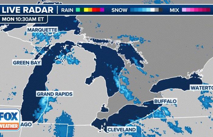 La tempesta di neve effetto lago scarica oltre 5 piedi di neve attraverso i Grandi Laghi paralizzando i viaggi