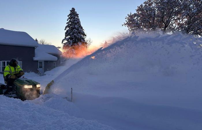 La neve effetto lago continua nei Grandi Laghi dopo che sono caduti 5 piedi e una nuova tempesta è in arrivo