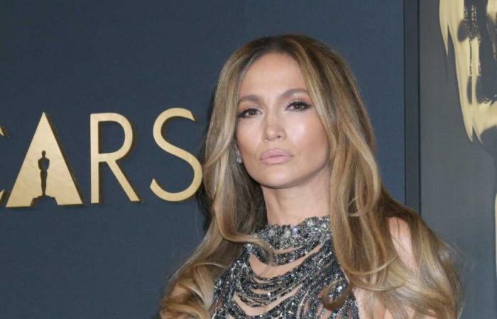 Con un top a rete trasparente e una lunga gonna di pelle, Jennifer Lopez fa colpo sulle strade di Los Angeles