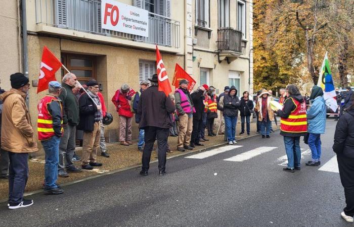 “Siamo trascurati”: pensionati davanti alla prefettura per la rivalutazione delle pensioni