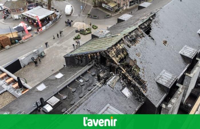 Queste le immagini dei droni che mostrano l’entità dei danni causati dall’incendio all’Hôtel du Sanglier des Ardennes a Durbuy