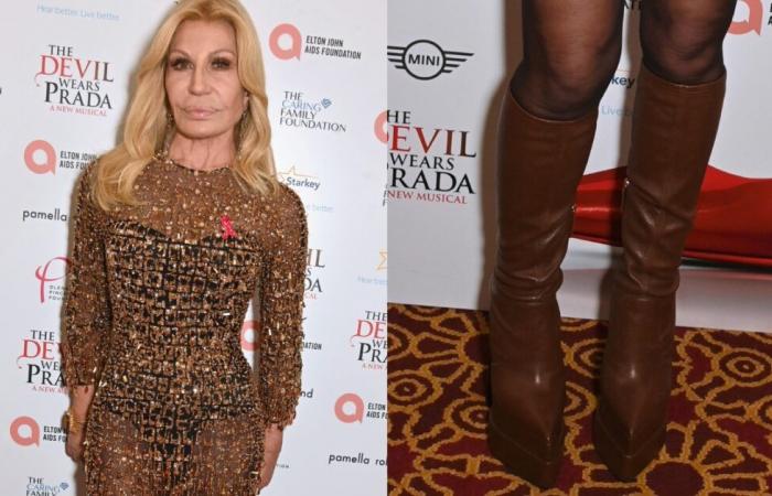 Donatella Versace porta glamour in abito trasparente e stivali con plateau color cioccolato alla première londinese di “Il diavolo veste Prada: il musical”