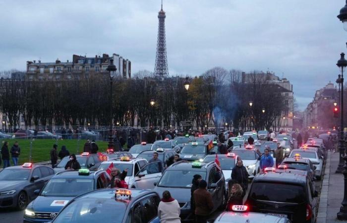 Parigi: taxi in sciopero verso l'Assemblea Nazionale, quasi 500 km di ingorghi nell'Île-de-France