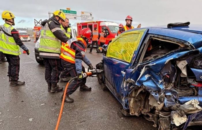 Coinvolti 4 veicoli in un incidente, districato un conducente ferito