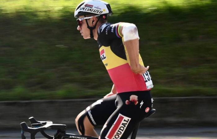 Remco Evenepoel ricoverato in ospedale dopo aver tamponato un'auto in allenamento: cosa sappiamo