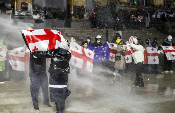 Georgia: idranti e gas lacrimogeni nella sesta sera di manifestazione