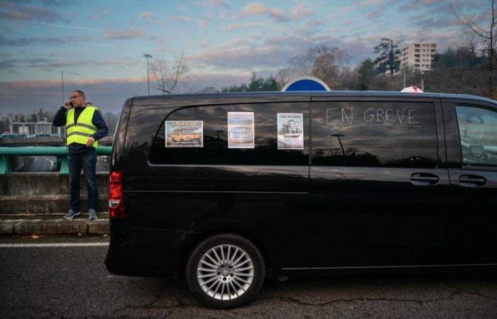 I taxi manifestano a Parigi e nei dintorni di Lione per protestare contro la riduzione dei prezzi per il trasporto dei pazienti