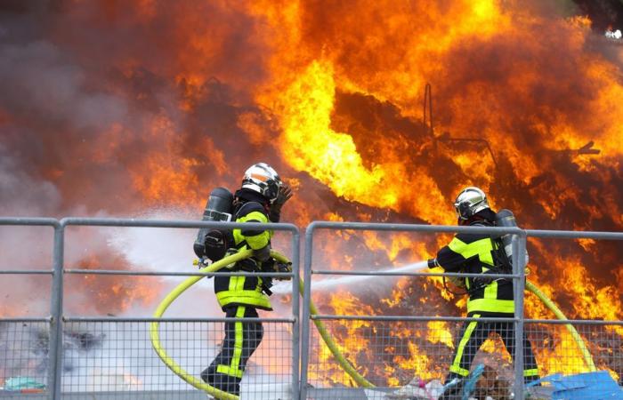 Due persone in assoluta emergenza dopo l’incendio in un edificio a Louviers, prevedeva il percorso criminale