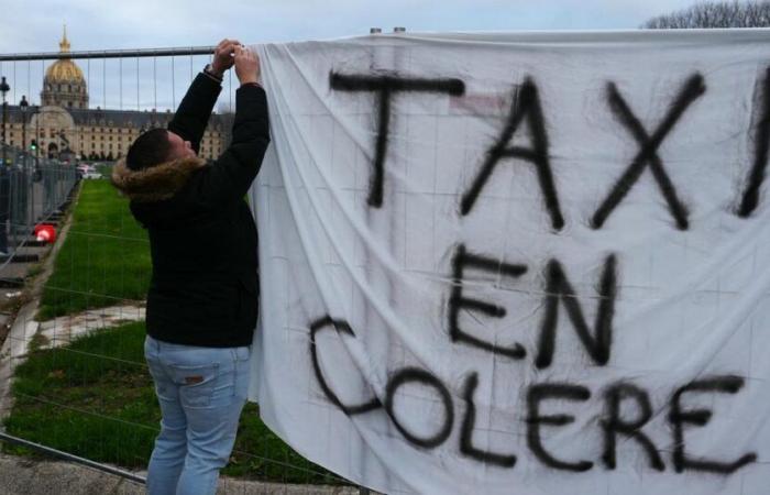 quasi 500 taxi manifestano attorno all'Assemblea nazionale a Parigi