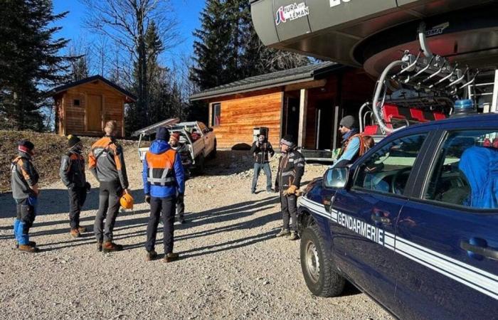 Giurò. In attesa della neve, questi soccorritori praticano il salvataggio in condizioni estreme