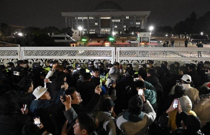 Legge marziale, manifestazione davanti al Parlamento… Cosa sappiamo della situazione in Corea del Sud